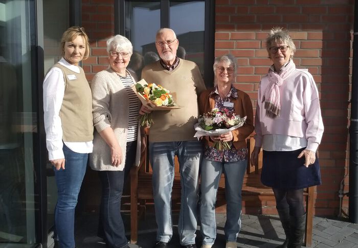 Von links nach rechts: C. Bitiq, M. Kohake, Toni, der singende Kapitän, P. de Buhr, I. Fischer. Es fehlt Wilma Voss. Von links nach rechts: C. Bitiq, M. Kohake, Toni, der singende Kapitän, P. de Buhr, I. Fischer. Es fehlt Wilma Voss.